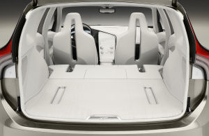 
Vue rabattue des siges  l'intrieur du concept-car Volvo XC60 Concept. Le plancer dgag est absolument plat. Trs pratique lors du chargement d'objets volumineux dans le coffre.
<br>
Le souci du dtail est pouss jusqu' ajouter un logo XC au milieu de l'ouverture du coffre (XC dsignant la gamme de SUV de Volvo).
 