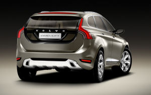 
Vue de l'arrire du concept-car Volvo XC60 Concept. Outre le magnifique travail des surfaces latrales avec ce pli de carrosserie qui donne tout son dynamisme  la caisse, et le bas du bouclier arrire en mtal qui en rappellant le bouclier avant intgre lgamment les sorties d'chappement, ce qui frappe l'esprit sont ces magnifiques feux arrire, drivs de ceux de la <a <b>Volvo C30</b></a>. La vitre arrire fait d'ailleurs directement rfrence  ce coup compact Volvo, qui connat un vritable succs commercial. Transparente, elle descend assez loin pour amliorer la visibilit arrire du vhicule. Bref, ce concept-car Volvo XC60 Concept ressemble  une Volvo C30 monte sur un SUV. Les feux arrire sont parfaitement dessins, en s'intgrant naturellement dans la ligne de caisse au niveau de l'arrive sur l'arrire du pli latral de carrosserie.
 