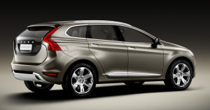 
Les surfaces vitres latrales du concept-car Volvo XC60 Concept qui se pincent en s'tirant vers l'arrire contribuent  la ligne sportive de ce cross-over. Sous cet angle, on apprcie d'autant mieux le travail ralis sur les optiques arrire. Celles-ci associent la forme caractristiques des feux arrire Volvo, en les tirant vers l'arrire pour crer une belle impression de dynamisme.
 