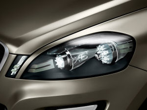 
Dtail des optiques avant du concept-car Volvo XC60 Concept. Outre leur forme gnrale trs effile empreinte de beaucoup d'lgance, ces optiques se caractrisent par un dessin trs particulier des suports des LED. On observe une continuit avec ces deux barres horizontales entre ces optiques principales et les clignotants situs de part et d'autre de la calandre centrale. L'aspect design et actuel de ces optiques avant est remarquable. On retrouve encore une fois le logo XC, qui lui-mme est mis en valeur par l'clairage des LED.
 